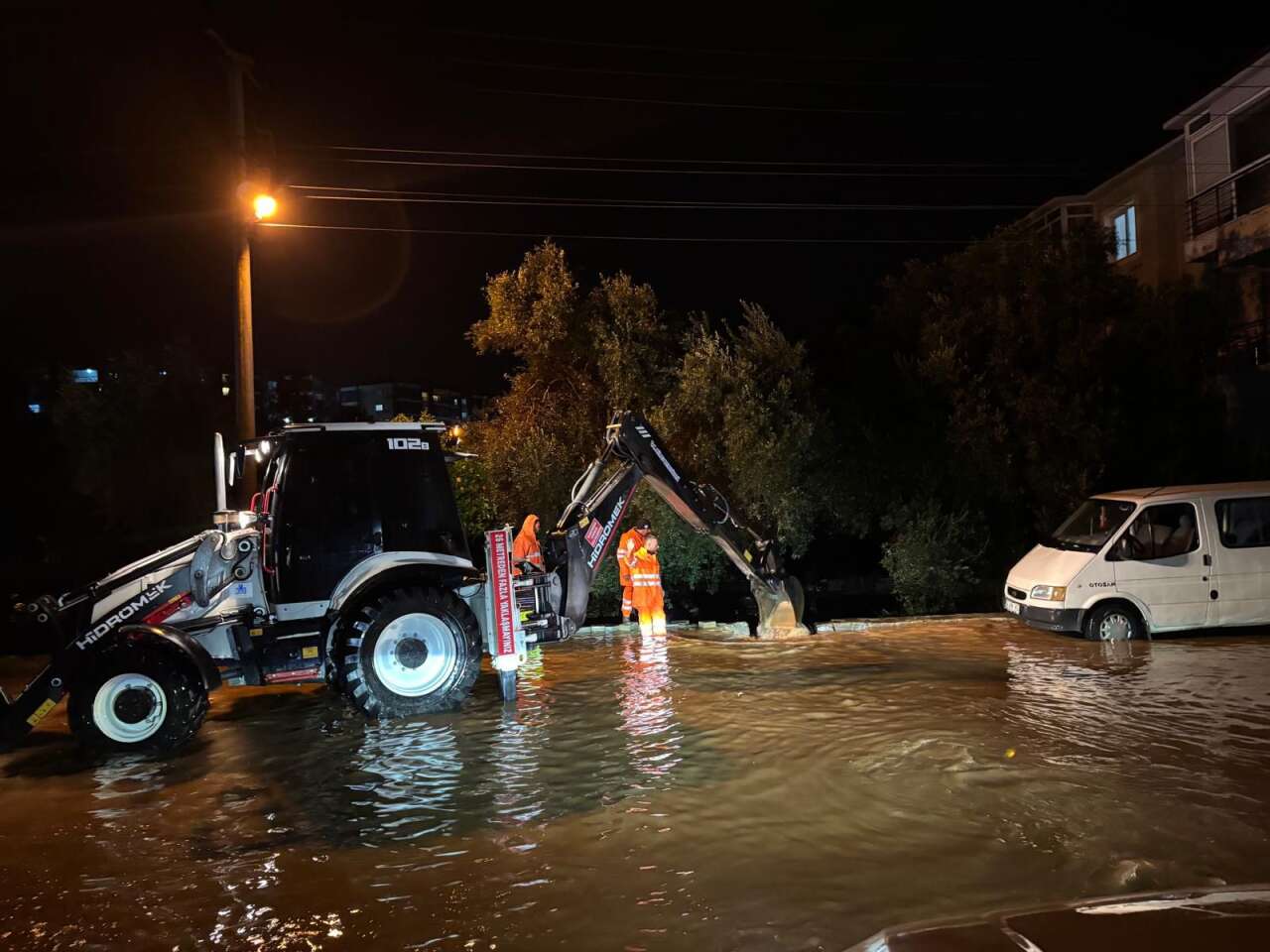 Milas’ta Fırtına Alarmı: Belediye Ekipleri Gece Gündüz Görev Yaptı 5